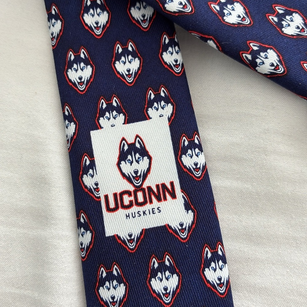 HUGE PRICE DROP! UConn Huskies Vineyard Vines tie